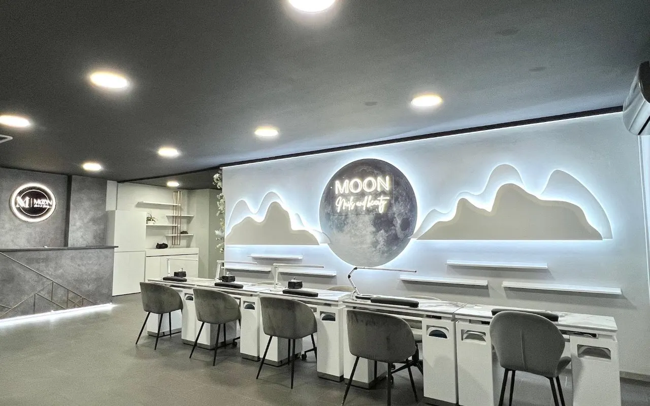 Nagelstudio MOON Nails & Beauty in Zürich: Maniküre-Stationen unter dem beleuchteten Mond-Relief