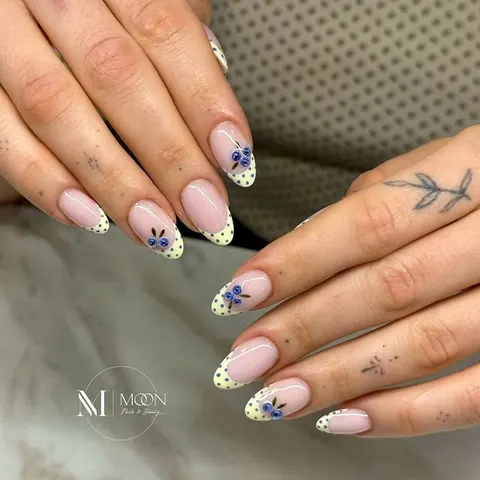 Shellac French Maniküre mit Blüten-Details, Nagelstudio Zürich