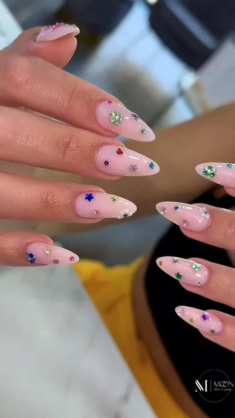 Nagelmodellage in Zürich: Mandelform mit Steinchen und feinen Blüten