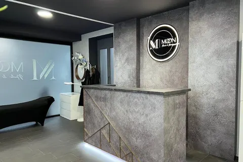 Empfang des Nagelstudios mit MOON-Logo an der Betonwand