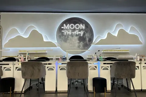 Beleuchtetes Mond-Relief über den Maniküre-Stationen im Studio Zürich